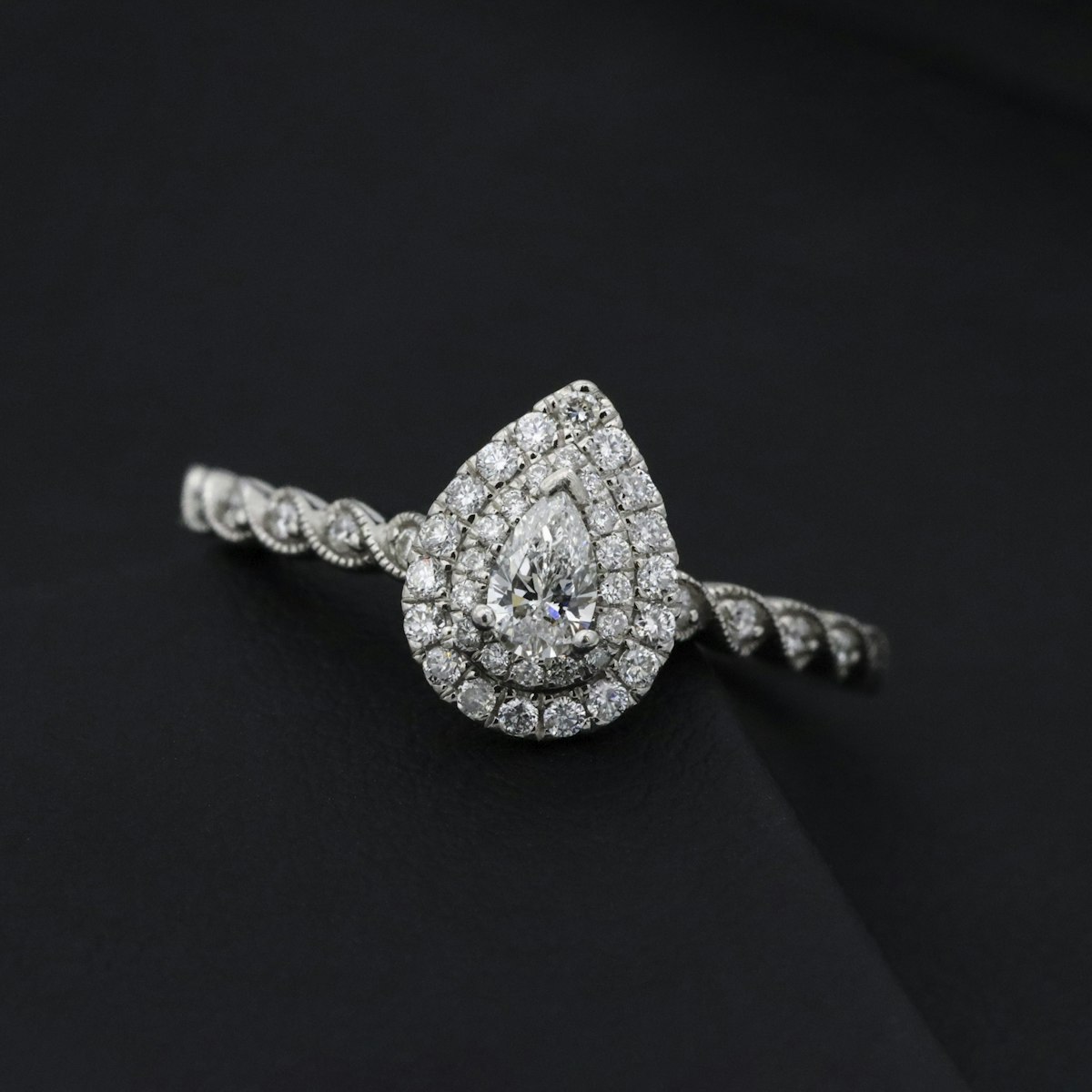 Anel com diamante em lapidação gota